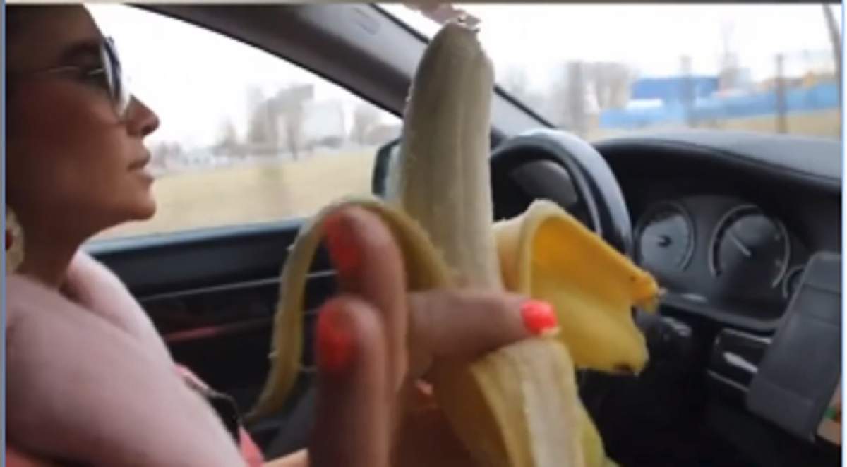 FOTO / Anna Lesko nu e cuminte nici măcar când conduce! Artista s-a delectat cu o banană, pe străzile aglomerate ale Capitalei