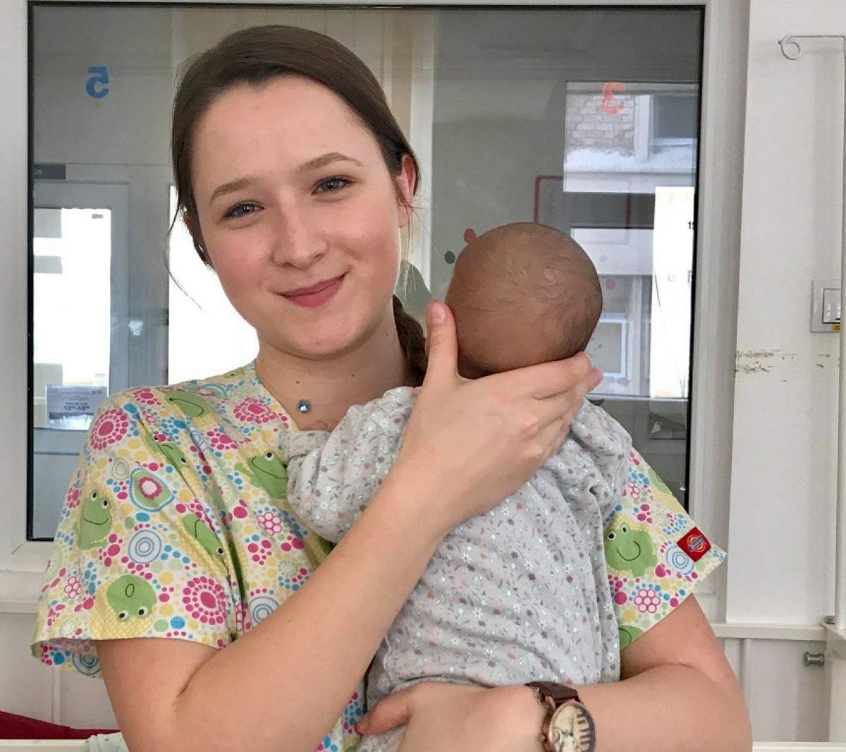 Studentă de 21 de ani, „mamă de împrumut” pentru copiii abandonaţi în spitalul din Braşov