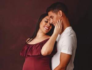 FOTO / Imaginea emoționantă cu logodnica fostului dinamovist Salomao și fetița lor, imediat după naștere! Cu cine seamănă micuța Elena?