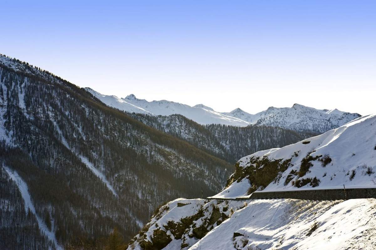 Misiune de salvare în Munţii Bucegi. Mai mulţi turişti au căzut cu maşina într-un şanţ