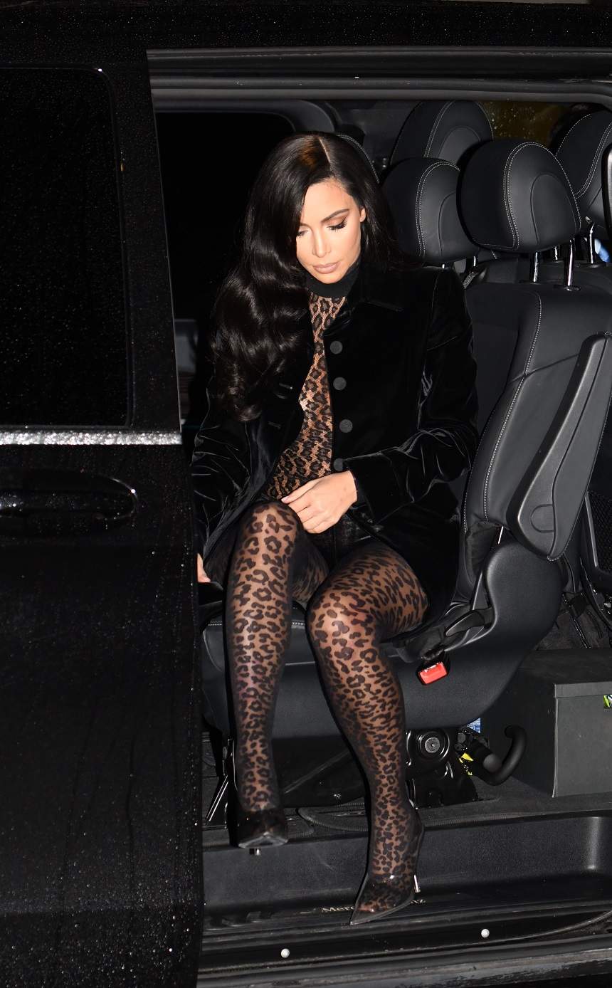 Un nou outfit scandalos, marca Kim Kardashian! A ieșit pe stradă arătând mai mult a stripperiță. FOTO