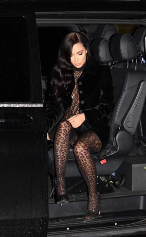 Un nou outfit scandalos, marca Kim Kardashian! A ieșit pe stradă arătând mai mult a stripperiță. FOTO