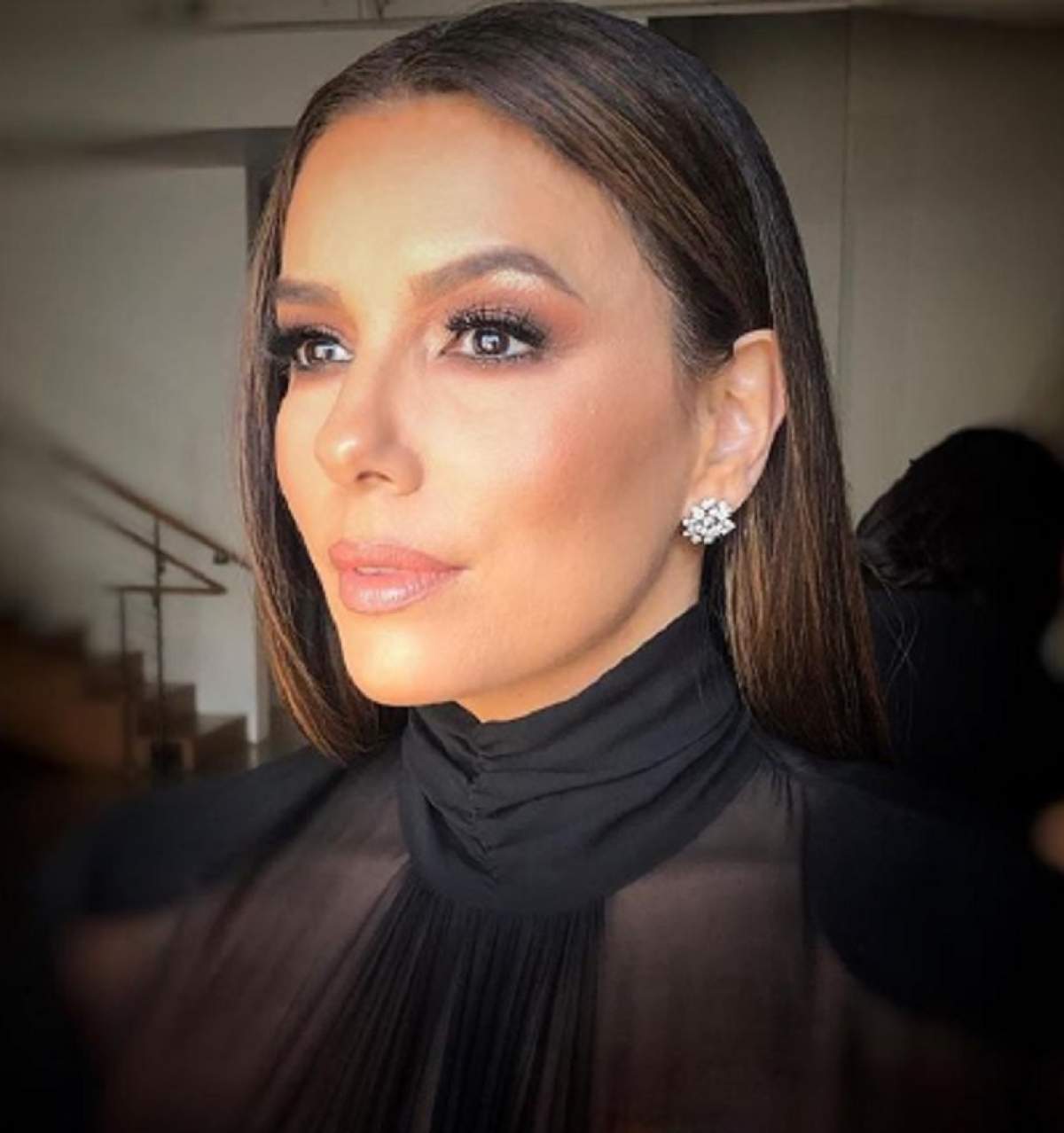 Eva Longoria, nemachiată și ciufulită, cu fiul său în brațe. Cum arată complet naturală FOTO