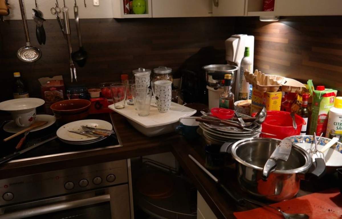 Un român din Italia şi-a ucis soţia din cauză că nu a spălat vasele bine