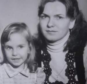 FOTO / Imagine rară din copilăria Annei Lesko. Cum arată mama vedetei