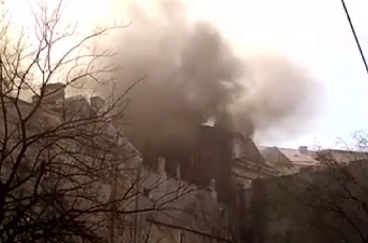 Incendiu puternic în centrul Capitalei. Un imobil întreg este cuprins de flăcări. VIDEO
