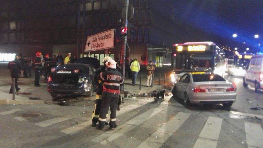 Accident grav cu cinci victime, provocat de o şoferiţă neatentă, în Cluj