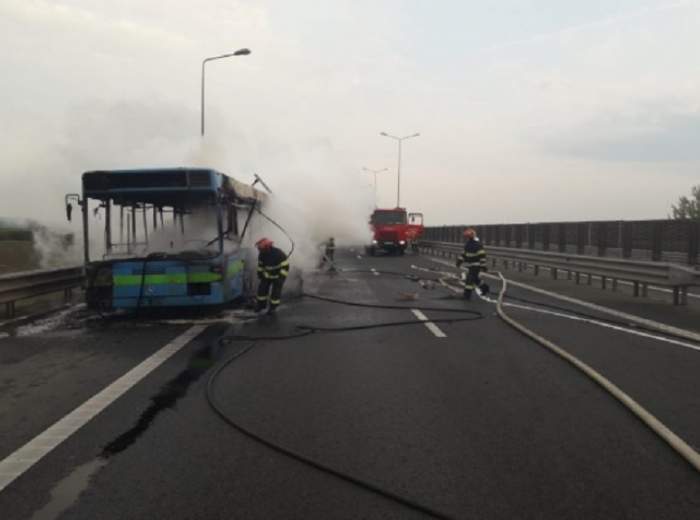 Autobuz distrus de flăcări, pe autostrada Arad - Timişoara! Traficul a fost întrerupt