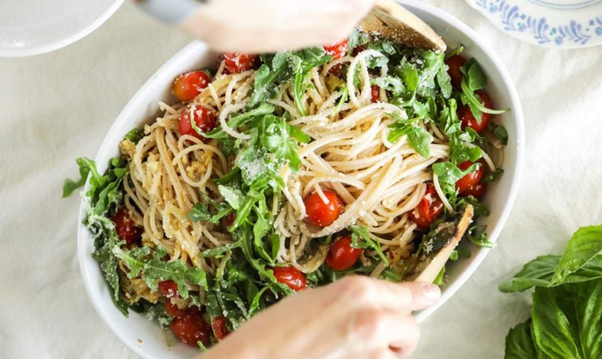 REȚETE pentru prânz: Spaghete cu rucola, măsline și roșii cherry