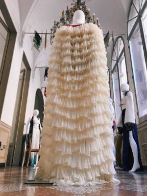 Vrei să vezi ultima fiță? O moldoveană a creat o rochie, folosindu-se de 1000 de prezervative