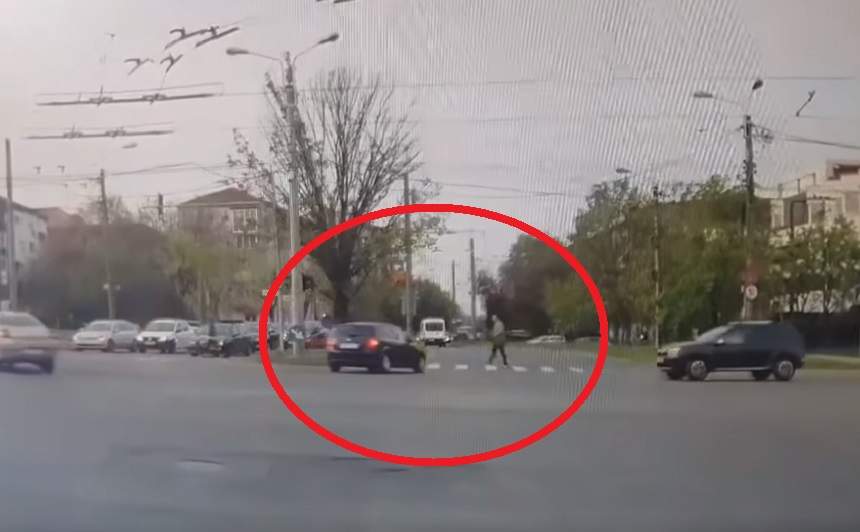 Accident șocant în Timișoara! Un pieton spulberat pe trecerea de pietoni se târăște pe asfalt cu ultimele puteri, pentru a-și salva viața. VIDEO