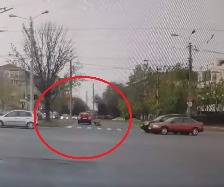 Accident șocant în Timișoara! Un pieton spulberat pe trecerea de pietoni se târăște pe asfalt cu ultimele puteri, pentru a-și salva viața. VIDEO