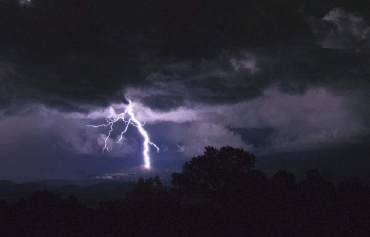 Ultima oră! Cod galben de vijelii şi descărcări electrice! Care sunt zonele vizate!