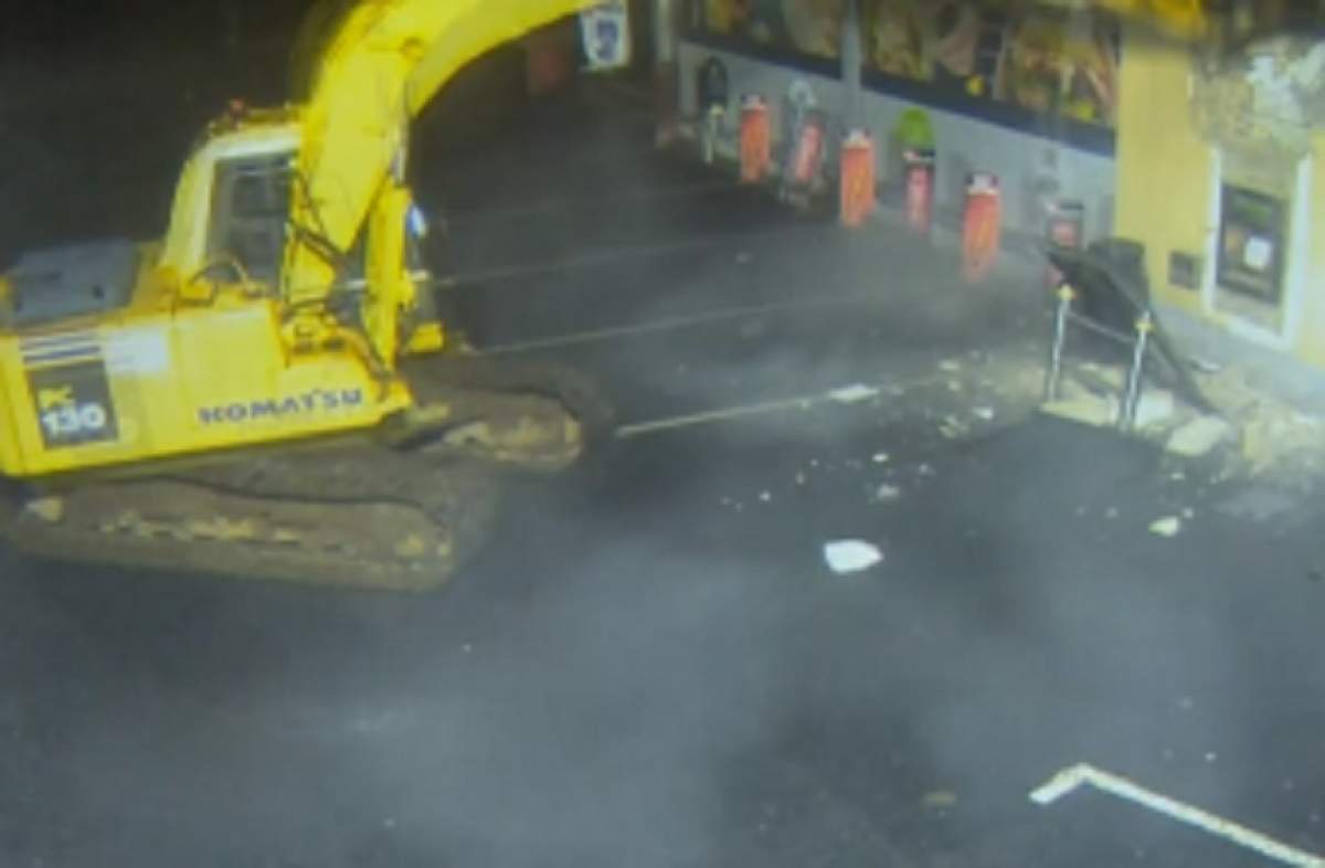 Incredibil! Patru bărbați mascați au furat un bancomat cu un excavator, în doar câteva minute. VIDEO