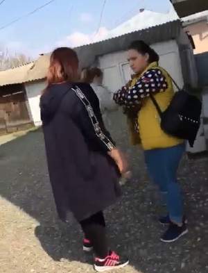Bătaie între două eleve de la un liceu din Botoşani! Imagini greu de privit