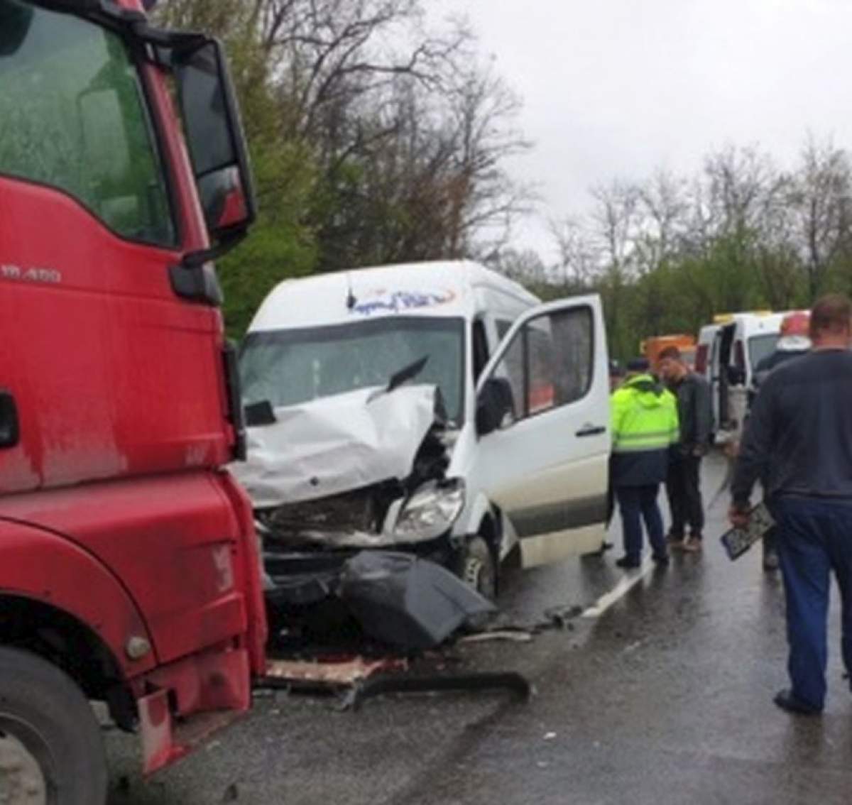 Un microbuz plin cu copii a intrat într-un TIR. Sunt nouă victime / VIDEO