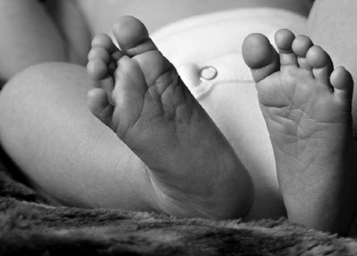 Botoşăneancă reţinută după ce şi-a îngropat bebeluşul! Cazul a fost raportat de medicul de familie