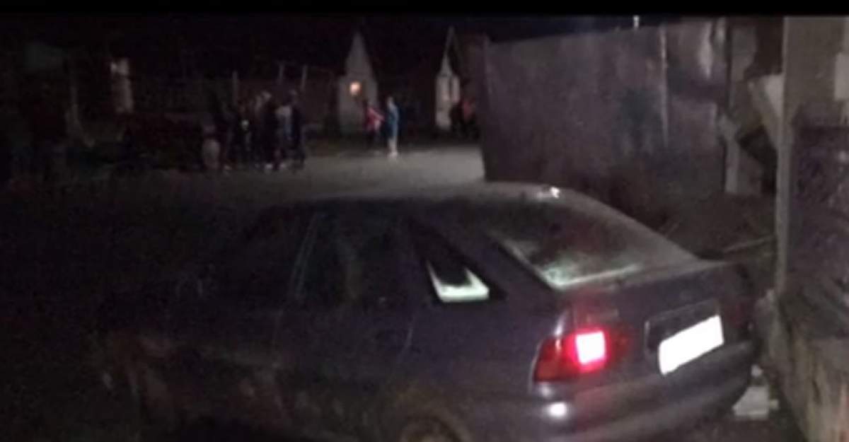 Alertă în Sibiu! Şofer căutat de poliţie după ce a intrat cu maşina într-o casă, a lovit o femeie şi a fugit / VIDEO