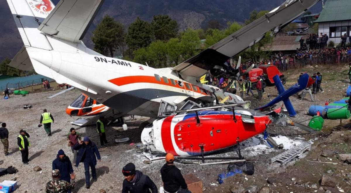 Trei morţi şi patru răniţi, după ce un avion a lovit două elicoptere, în Himalaya!