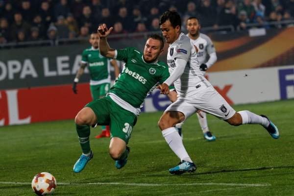 VIDEO / Cosmin Moți a provocat un scandal uriaș în Bulgaria! Fanii au vrut să-l linșeze pe fundaș, iar jandarmii l-au scos de pe teren