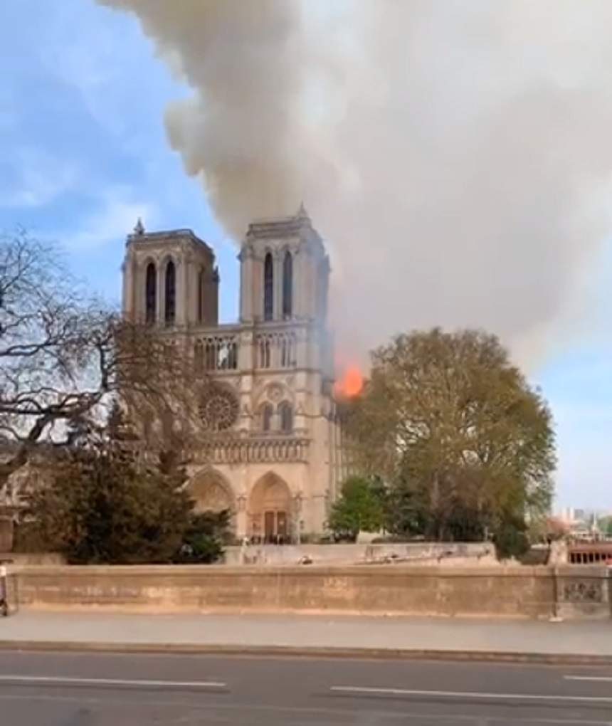 Panică în Franța! Catedrala Notre-Dame arde din temelii. FOTO