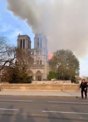 Panică în Franța! Catedrala Notre-Dame arde din temelii. FOTO