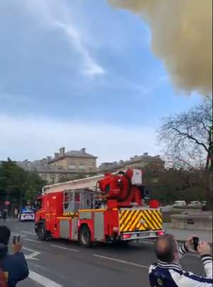 Panică în Franța! Catedrala Notre-Dame arde din temelii. FOTO