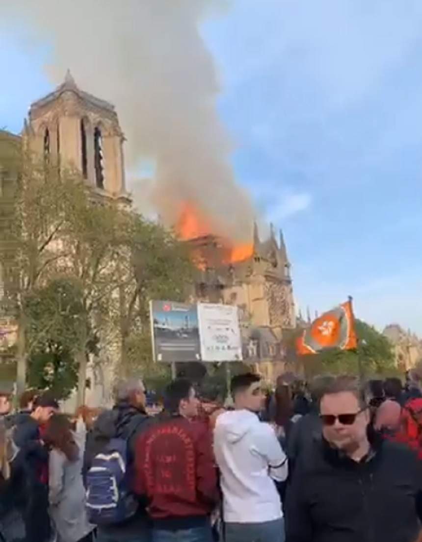 Panică în Franța! Catedrala Notre-Dame arde din temelii. FOTO