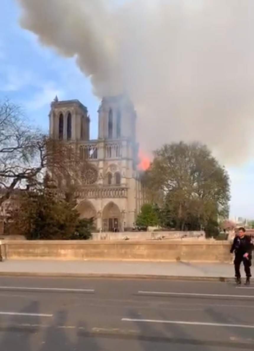 FOTO / Cântăreață de muzică populară de la noi, surprinsă de incendiul de la Catedrala Notre-Dame: „Printre ultimii turiști”