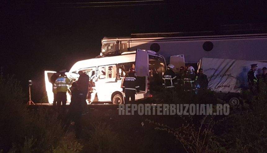 Imagini terifiante de la accidentul feroviar din Buzău, în care trei oameni au murit / VIDEO