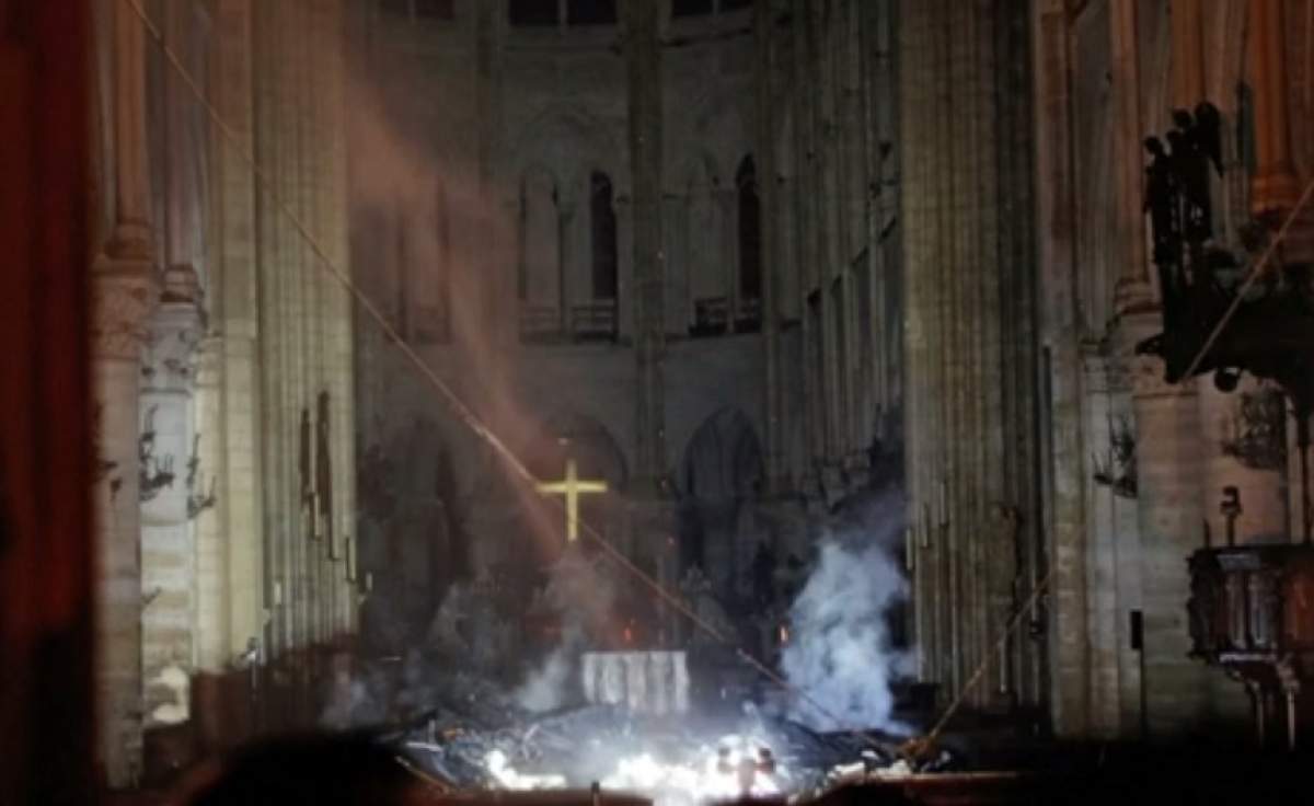 Primele imagini din interiorul catedralei Notre Dame, după incendiul devastator de ieri. VIDEO