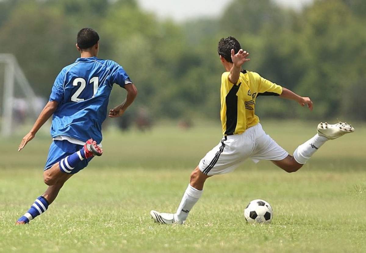 Doi fotbalişti au fost atacaţi cu secera de mai mulţi bărbaţi, în Vâlcea. Sportivii au ajuns de urgenţă la spital