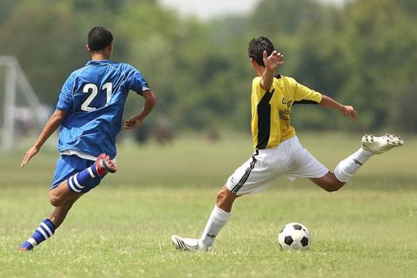 Doi fotbalişti au fost atacaţi cu secera de mai mulţi bărbaţi, în Vâlcea. Sportivii au ajuns de urgenţă la spital