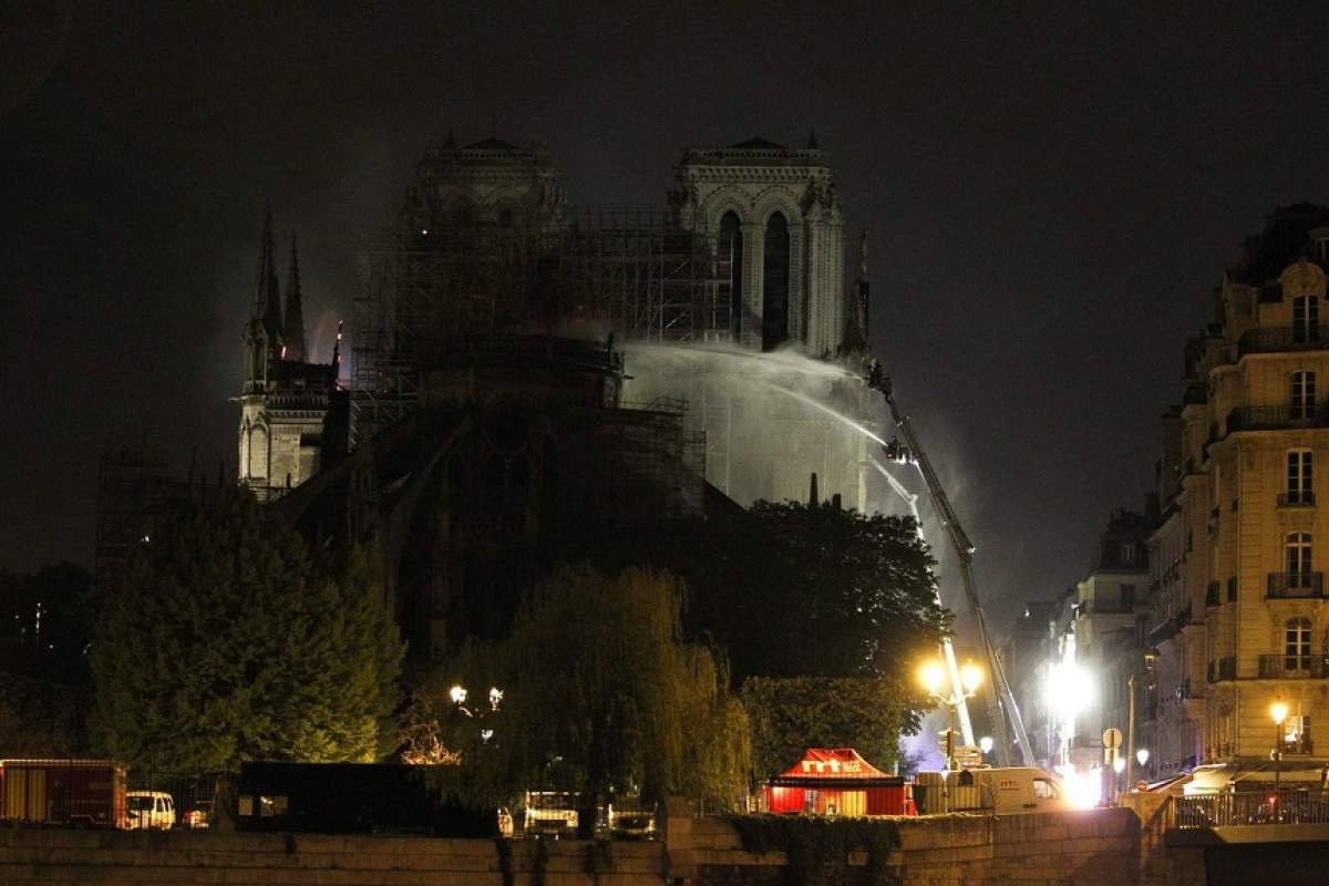 "Oamenii stăteau ca la priveghi". Parizienii, distruși de durere după ce un incendiu a mistuit Catedrala Notre-Dame
