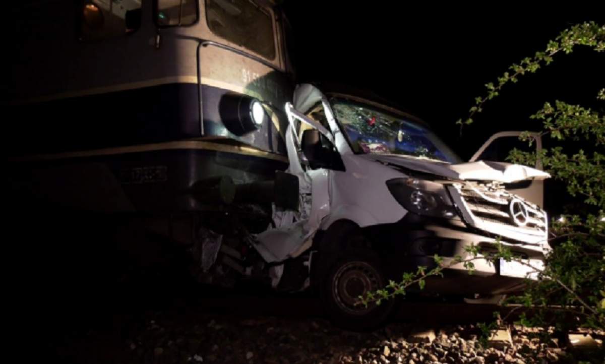 Noi detalii despre tragedia din Buzău, în care și-au pierdut viața trei oameni. Șoferul microbuzului lovit de tren era fost polițist