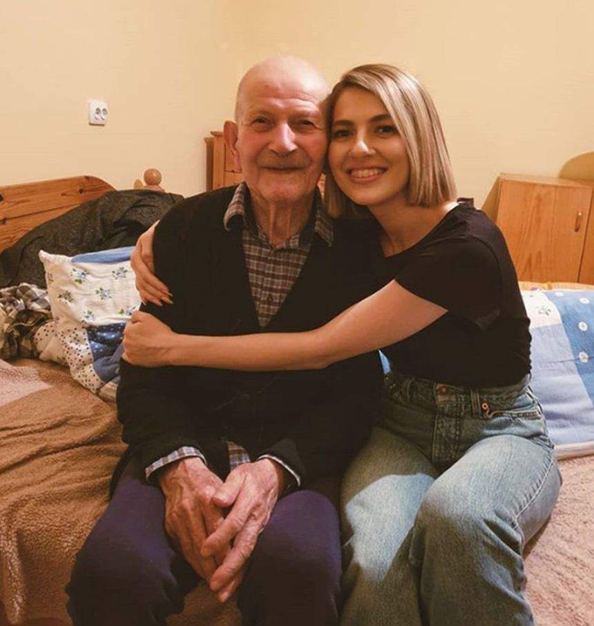 Imaginea emoţionantă cu Lidia Buble şi bunicul ei. Cât de mult seamănă cei doi