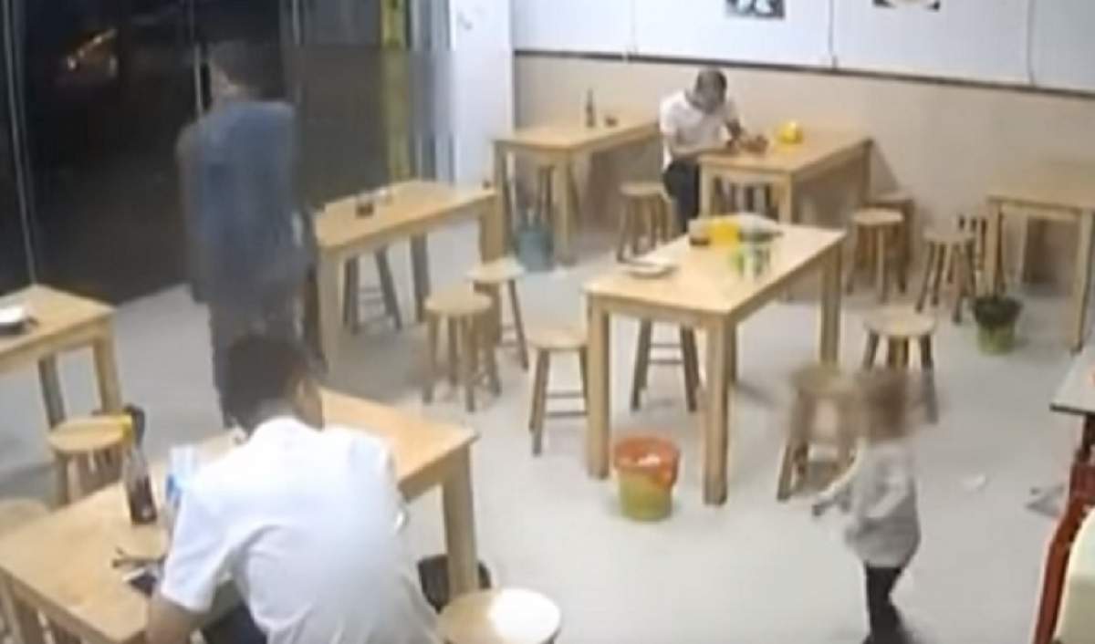 Un bărbat şi-a lăsat fiica garanţie la restaurant, după ce şi-a dat seama că nu are bani să achite consumaţia. VIDEO