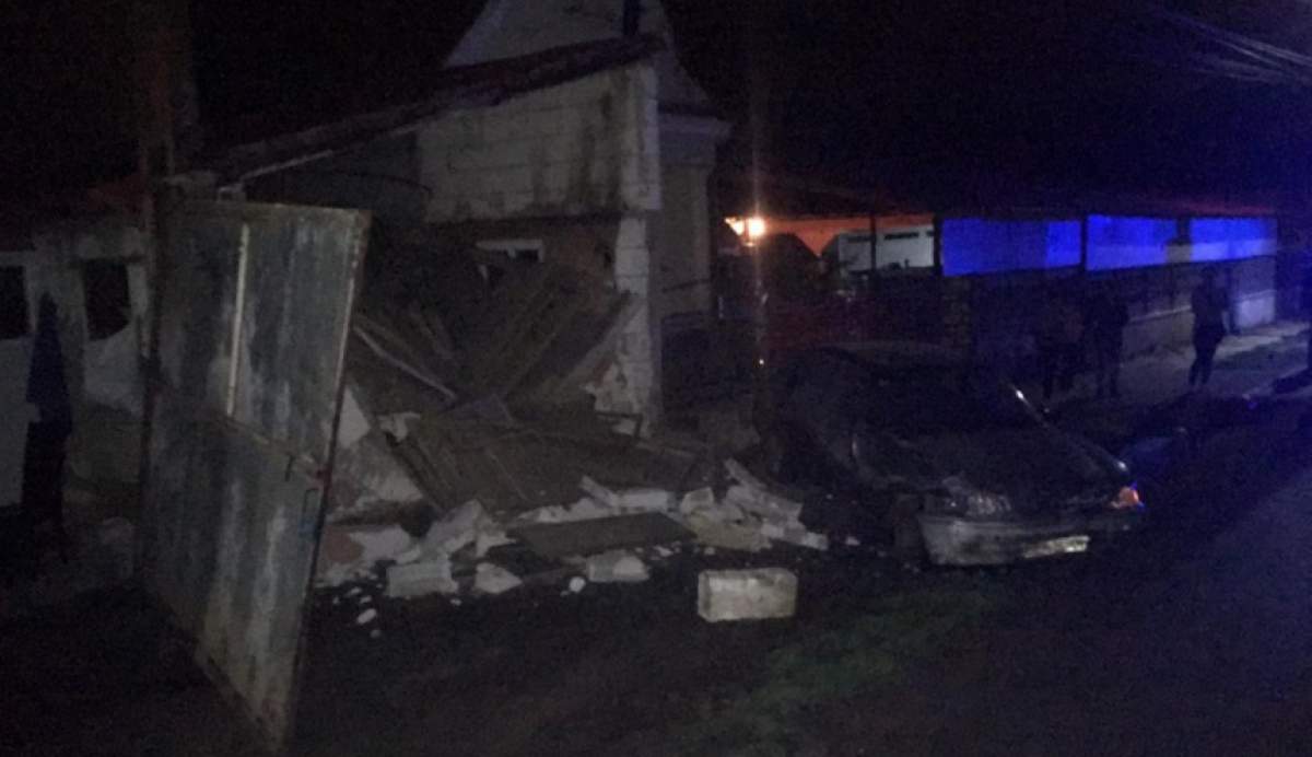 Şoferul care a intrat cu maşina într-o casă şi a lovit o femeie, a fost prins! Tânărul nu avea permis de conducere