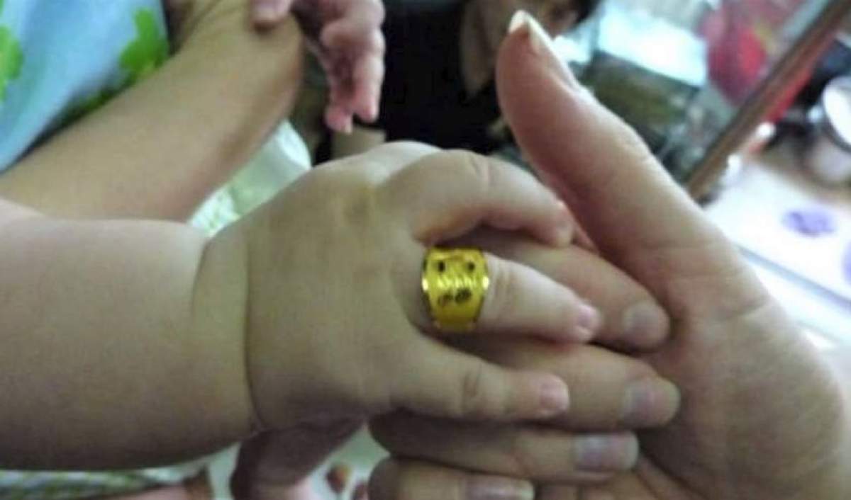 O familie din Vaslui şi-a botezat nou-născutul cu ditamai ghiulul pe deget