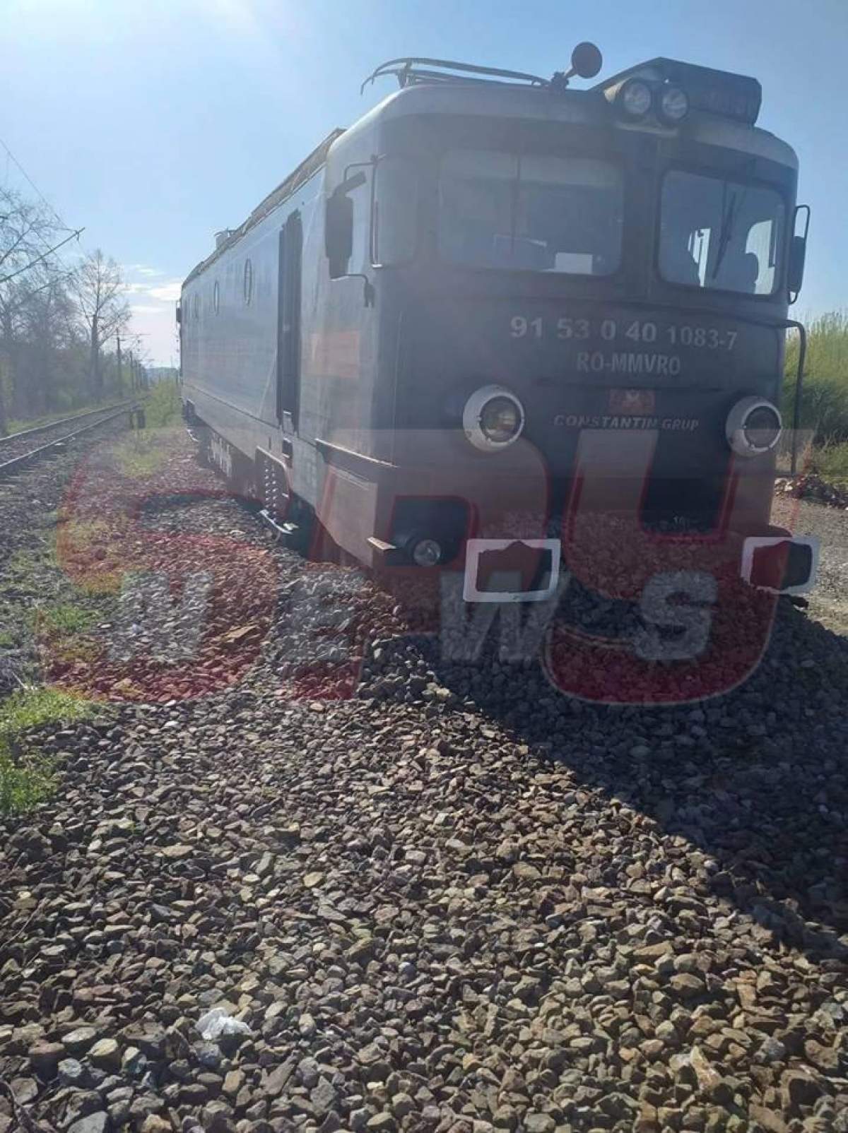 Un tren a deraiat în județul Arad. Mecanicul a adormit
