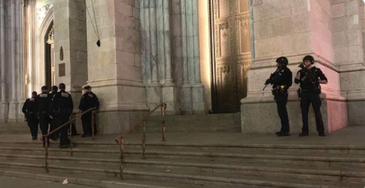 Panică într-o celebră catedrală din New York. Un bărbat a fost arestat după ce a intrat cu două bidoane cu benzină în biserică