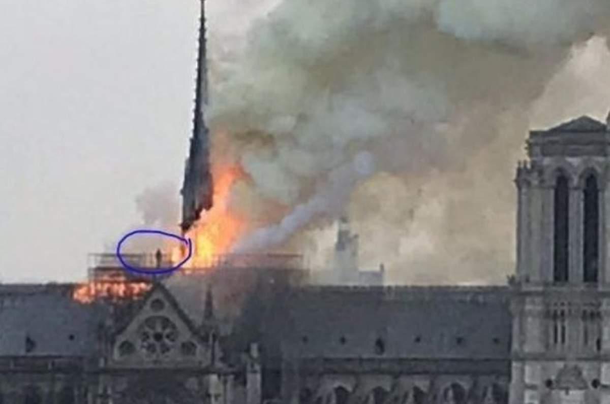 Teoria terifiantă apărută în urma incendiului de la Catedrala Notre-Dame. "Ce făcea omul acela pe acoperiș?"