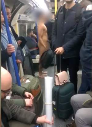 Să vezi şi să nu crezi! Bărbat complet dezbrăcat, în metrou. Ce făcea i-a şocat pe toţi. FOTO