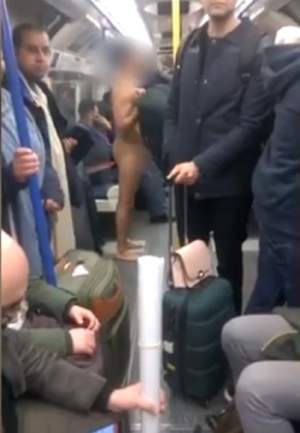 Să vezi şi să nu crezi! Bărbat complet dezbrăcat, în metrou. Ce făcea i-a şocat pe toţi. FOTO