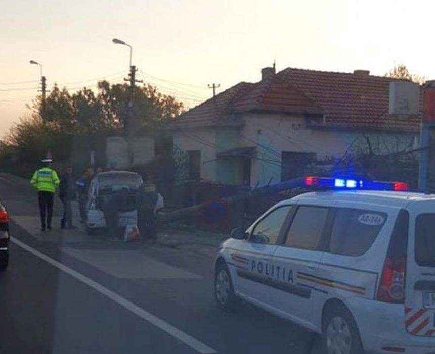 Accident neobişnuit, în această dimineaţă. Un şofer a retezat un stâlp de electricitate, care mai apoi a căzut peste gardul unei case