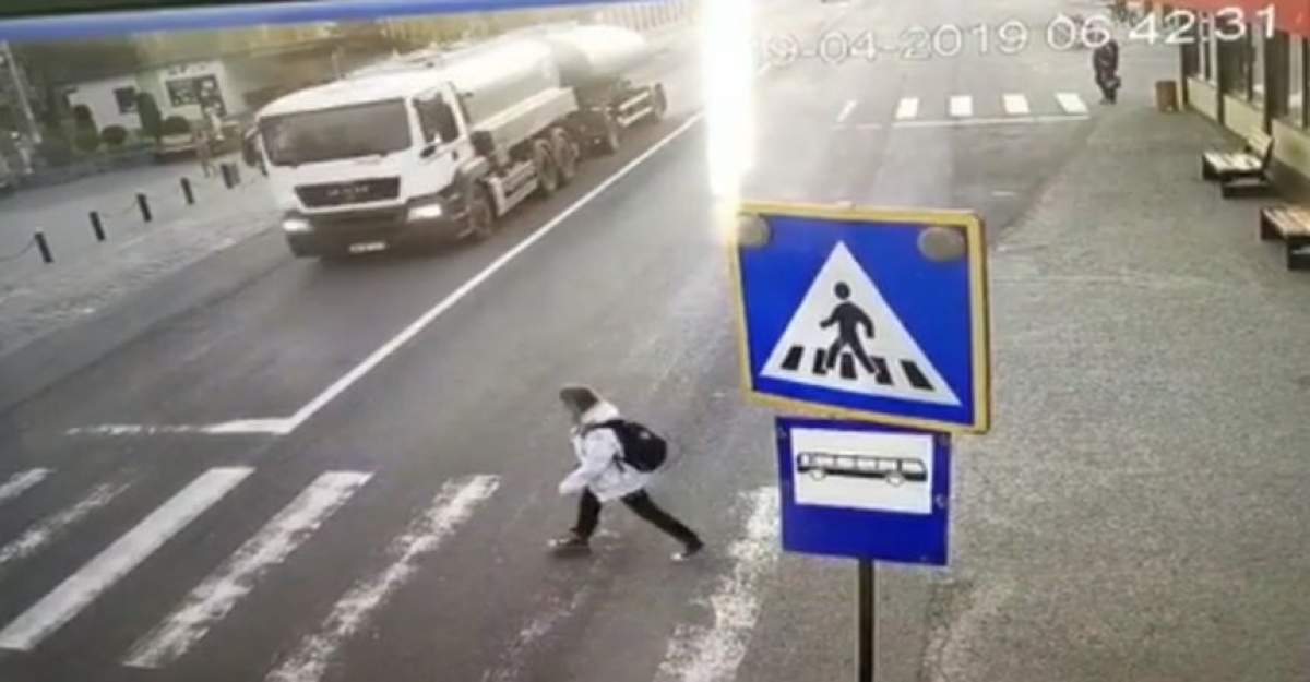 O fetiţă a fost spulberată pe trecerea de pietoni, în Bistriţa. Imagini dramatice / VIDEO