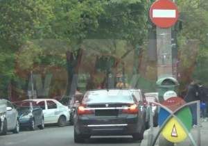 Graba strică treaba. Anca Serea a încurcat semnele de circulaţie, în trafic. Cum a reuşit să iasă din belea / VIDEO PAPARAZZI