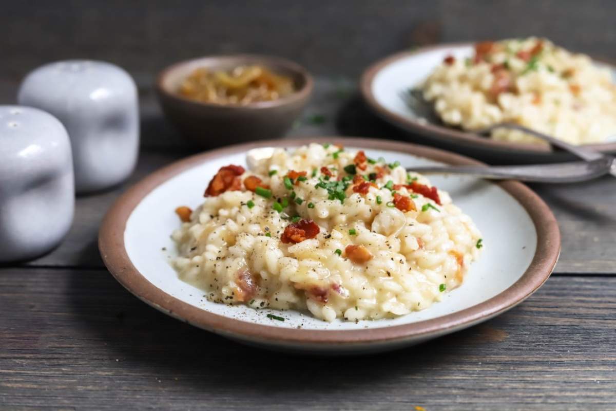 REȚETE de garnitură: Risotto cu ceapă caramelizată, bacon și parmezan