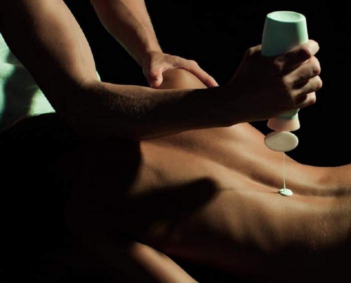 Maseuză tâlhărită de un client, în Braşov! Bărbatul s-a dus la masaj erotic şi a plecat cu două telefoane
