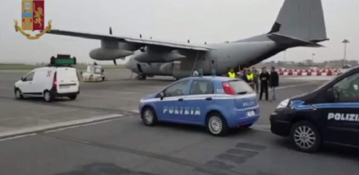 13 deţinuţi români, trimişi cu avionul din Italia: "Este doar începutul"